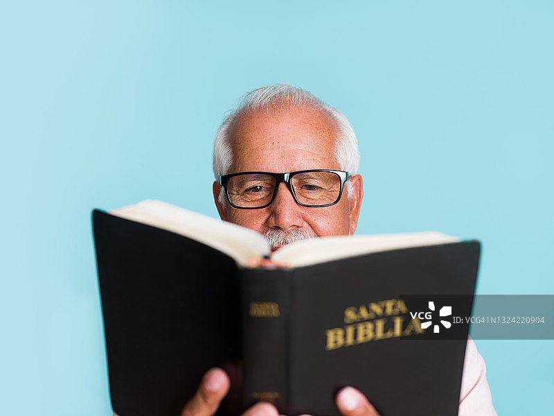 戴眼镜阅读圣经的年长男人图片素材