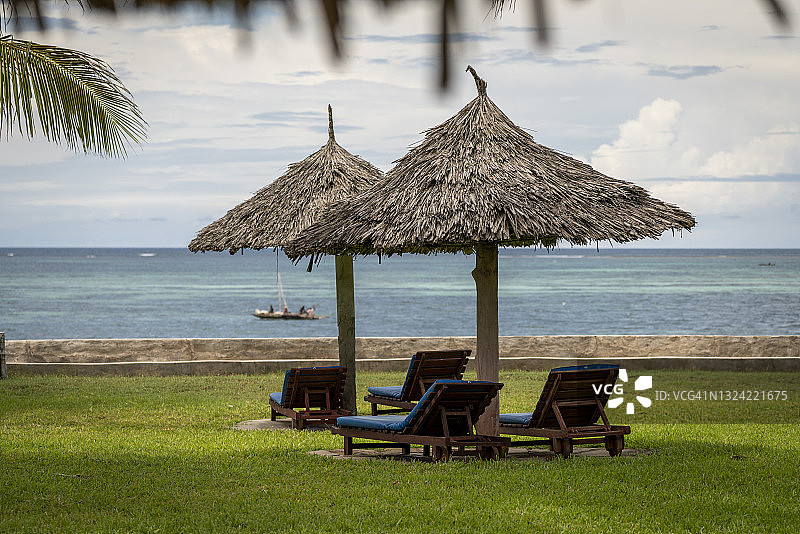 肯尼亚蒙巴萨迪亚尼海滩，放松的日光浴床和海景图片素材