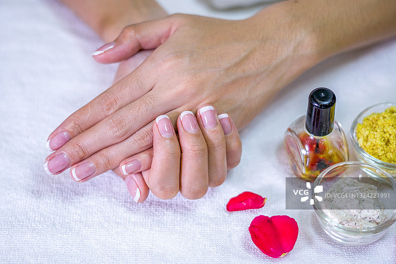 在美甲沙龙中，美丽的女性手部特写图片素材