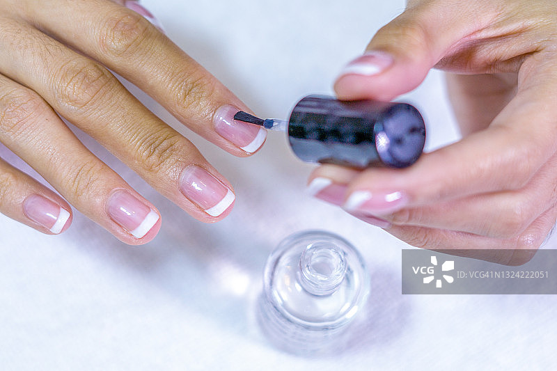 女人在打磨指甲图片素材