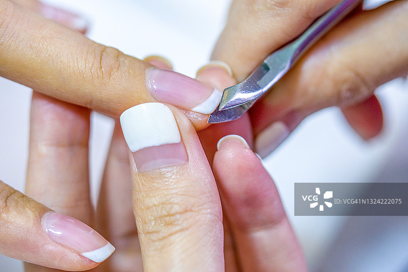 在专业美容院进行美甲护理图片素材