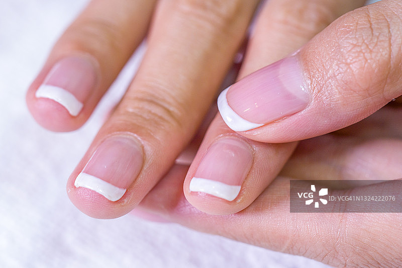 修剪整齐的女性指甲特写图片素材