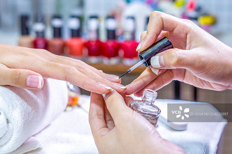在专业美容院进行美甲护理图片素材