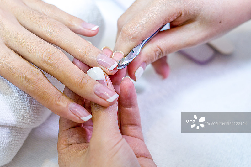 在专业美容院进行美甲护理图片素材