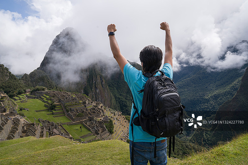 在马丘比丘庆祝登顶的男人图片素材