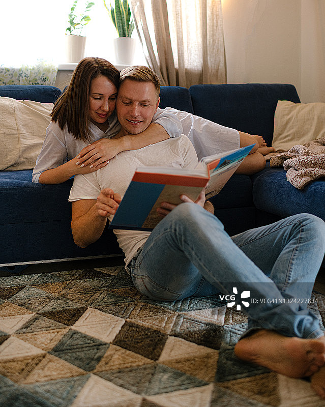 刚结婚的欧洲年轻夫妇在新家图片素材