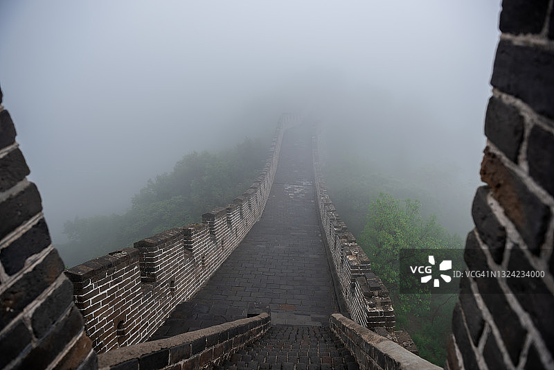 雨后雾中的中国长城图片素材