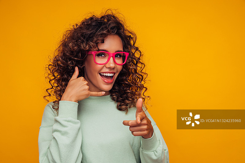 一个年轻情绪化的女人的肖像图片素材