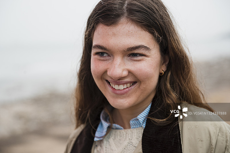 快乐而满足的年轻女人图片素材