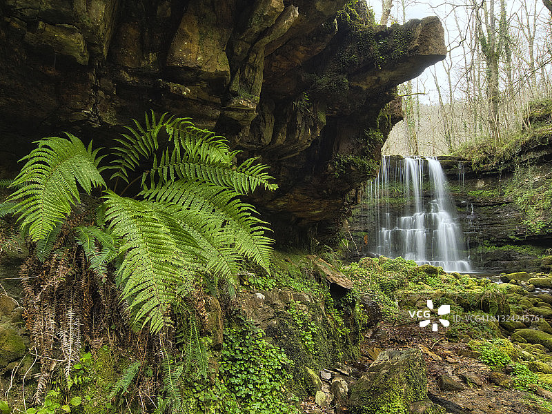 坎塔布里亚布斯塔莱金瀑布图片素材