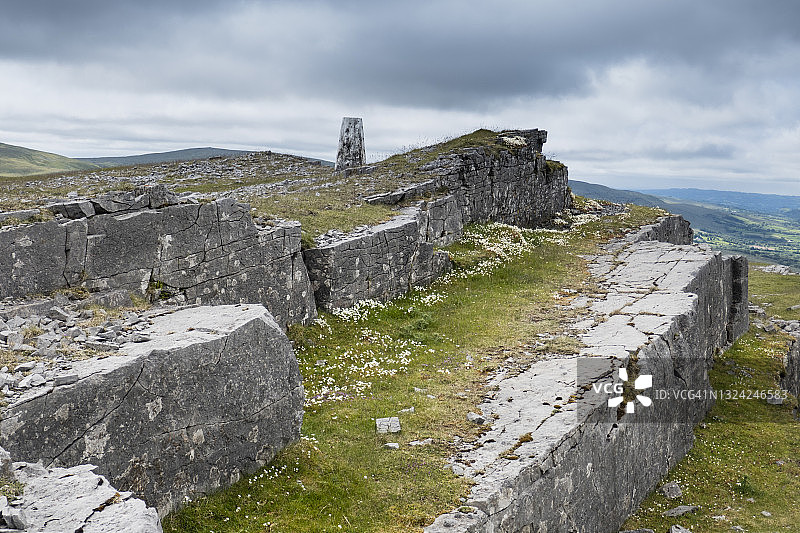 布雷肯比肯斯国家公园黑色山脉石灰岩和三角点地貌；英国南威尔士比肯斯之路徒步影像，六月图片素材