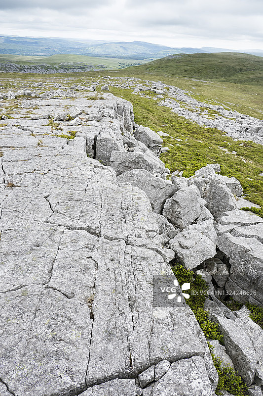 布雷肯比肯斯国家公园黑山上石灰岩表面；图片来自英国南威尔士比肯斯之路图片素材