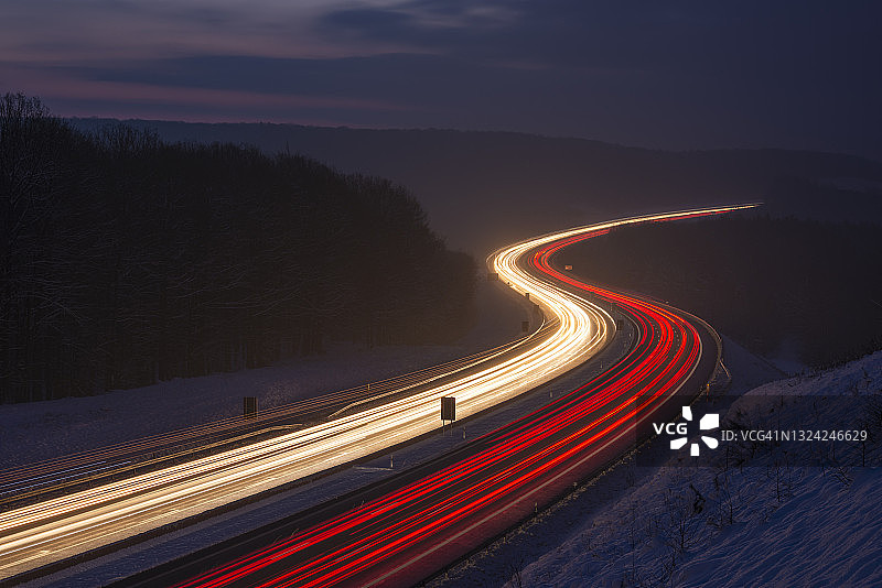 冬季黎明时分交通灯的长曝光摄影，德国A3高速公路图片素材