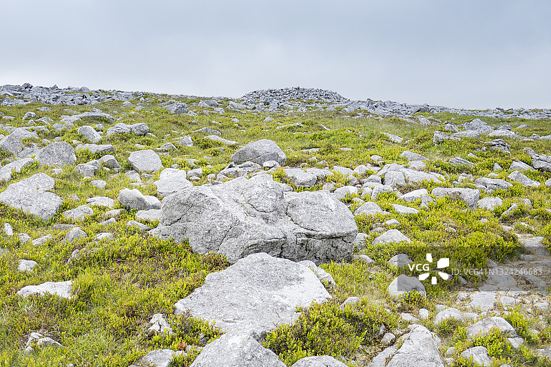 布雷肯比肯斯国家公园黑山上石灰岩表面；图片来自英国南威尔士比肯斯之路图片素材