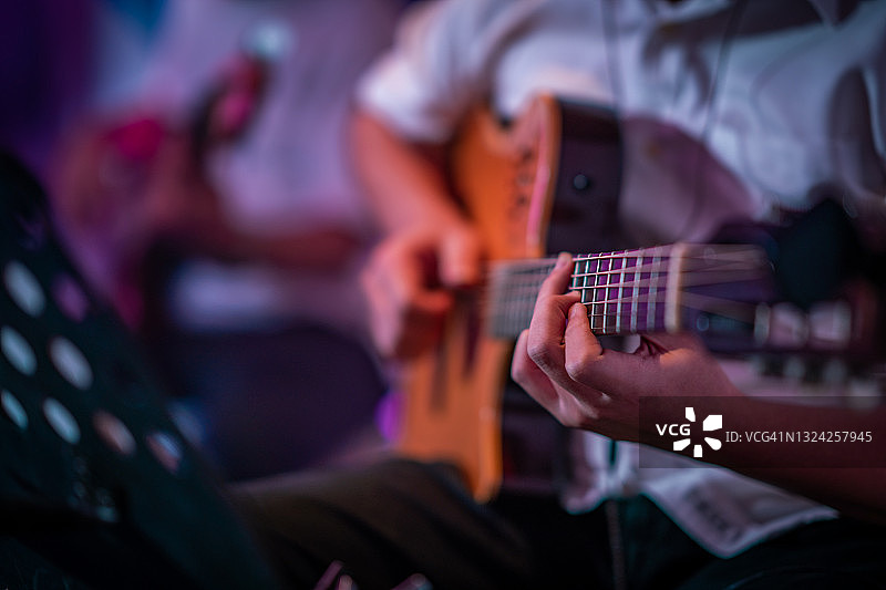 吉他手弹吉他特写图片素材