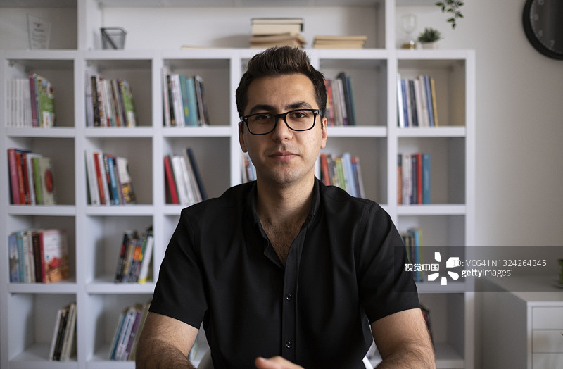 年轻商人通过网络摄像头进行视频通话图片素材