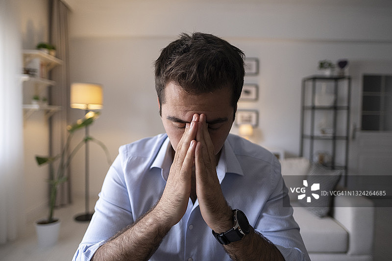 男人独自一人在家，看起来悲伤沮丧图片素材