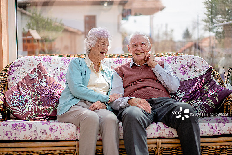 老年夫妇在客厅沙发上放松图片素材