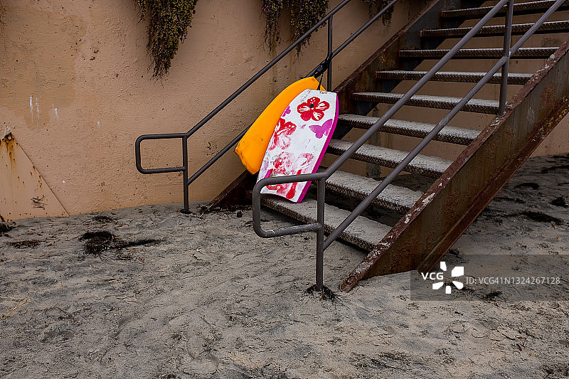 楼梯上的趴板图片素材