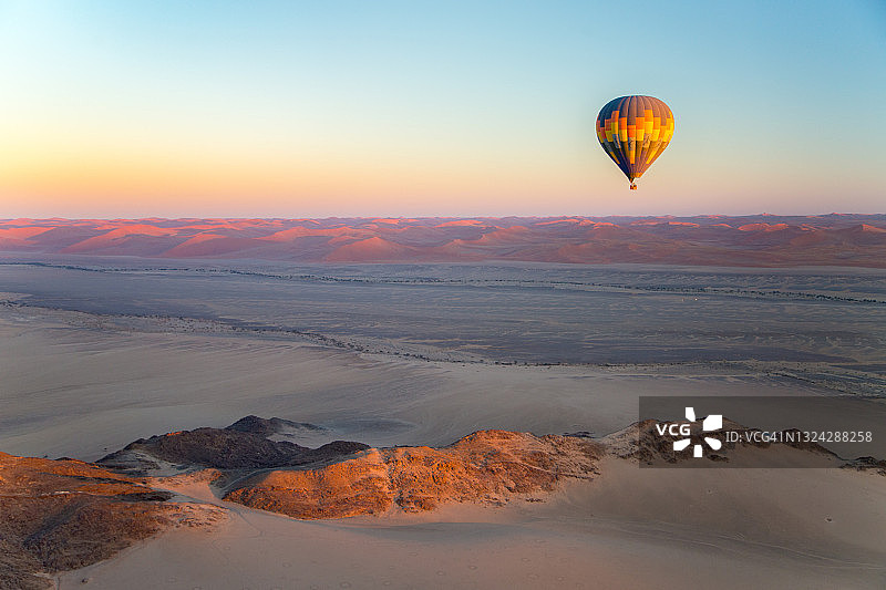 纳米布沙漠上的热气球图片素材