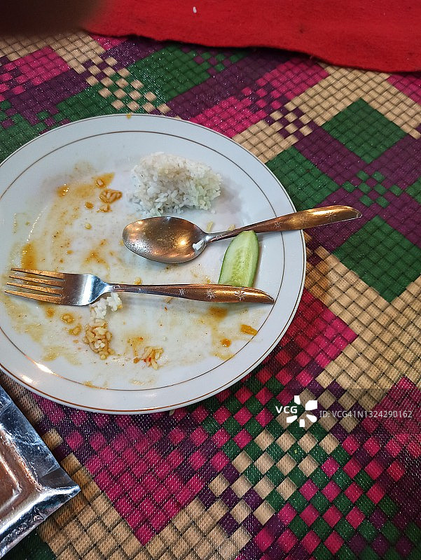 用白色盘子吃饭图片素材