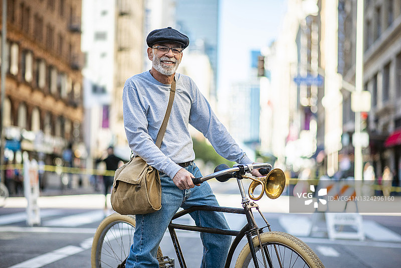 城市街道上放松的年长男性骑行者户外肖像图片素材
