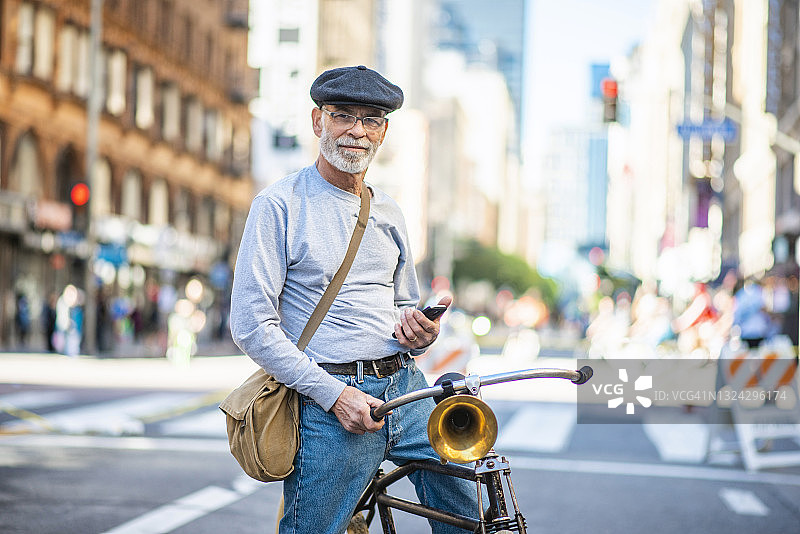 享受可持续生活方式的活跃老年男性骑自行车者图片素材