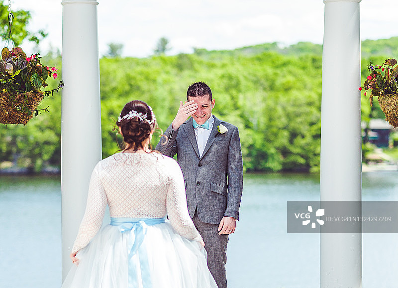 新郎在圣坛前闭目期待与新娘的“初见”照片图片素材