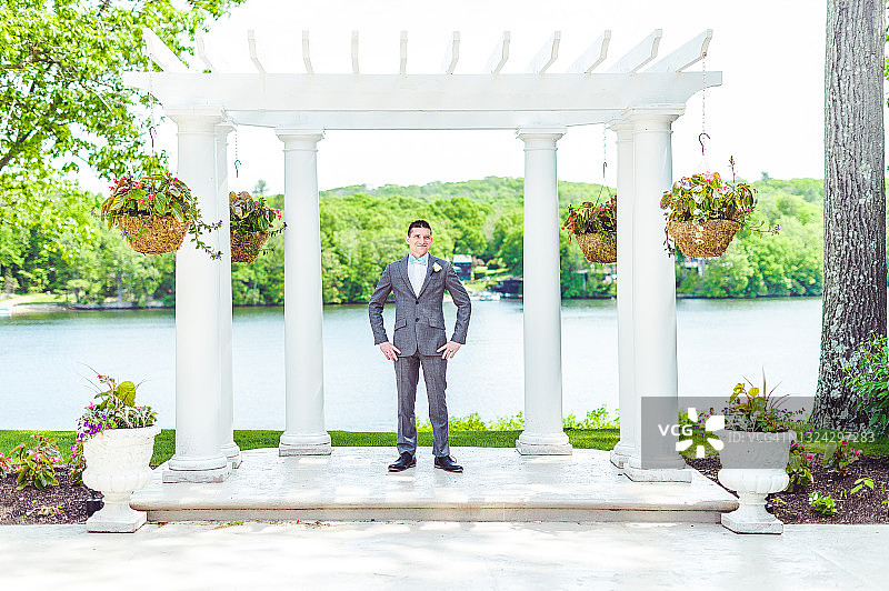 新郎站在户外婚礼的圣坛前图片素材