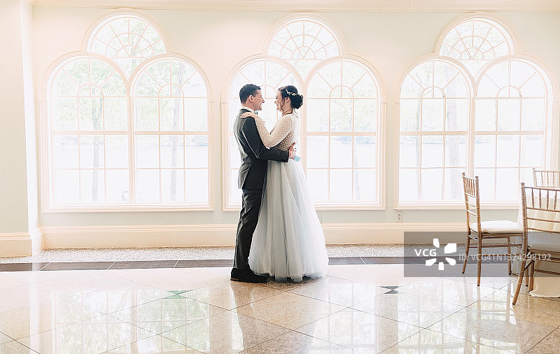 幸福的新婚夫妇享受他们的第一支舞图片素材