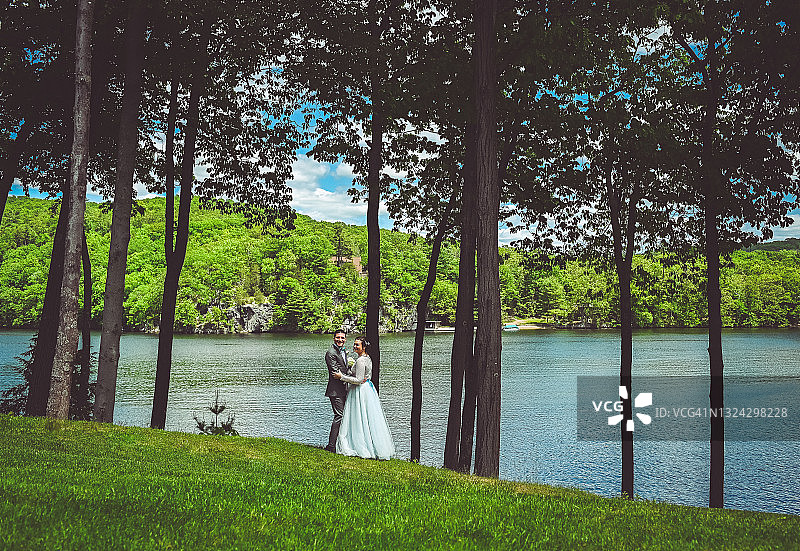 风景优美的海滨婚礼上的新娘和新郎图片素材