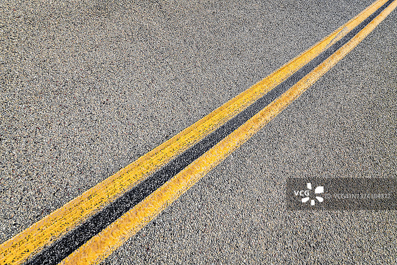 乡村道路上的黄色分界线图片素材