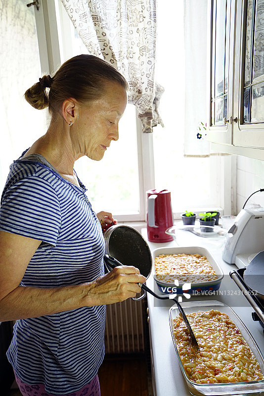 控制传统塞尔维亚豆子的女人图片素材