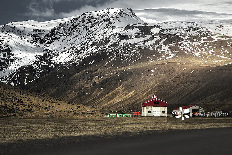 大山间的谷仓图片素材