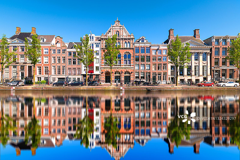 阿姆斯特丹运河平静的倒影图片素材