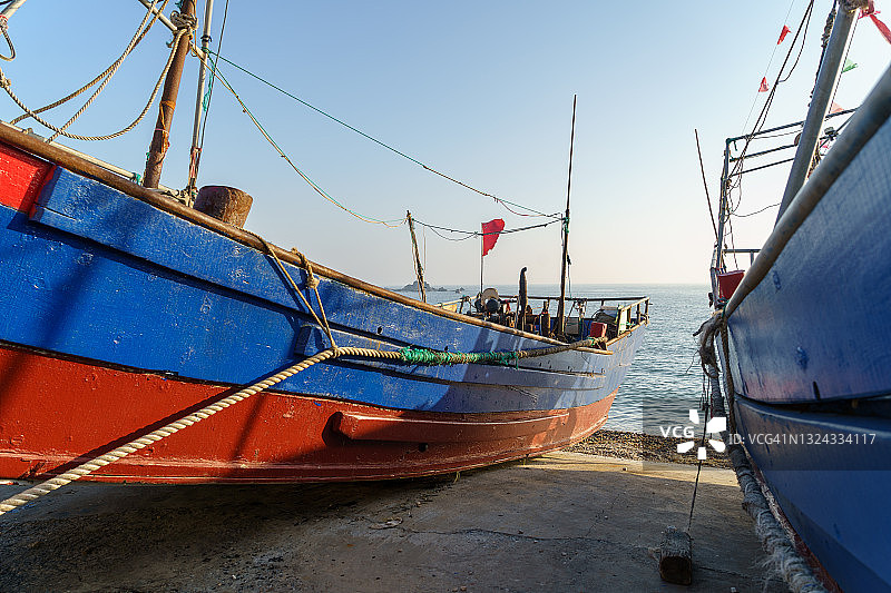 大连海滩上的渔船图片素材