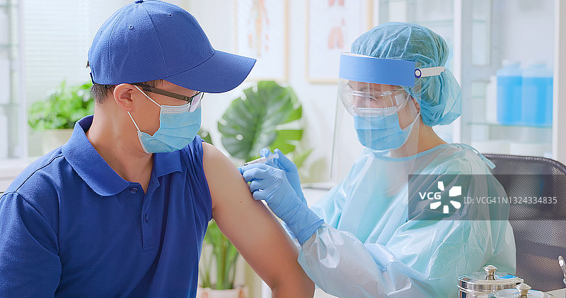 医生正在进行疫苗接种图片素材