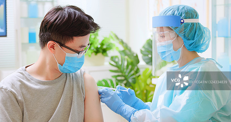 医生正在进行疫苗接种图片素材