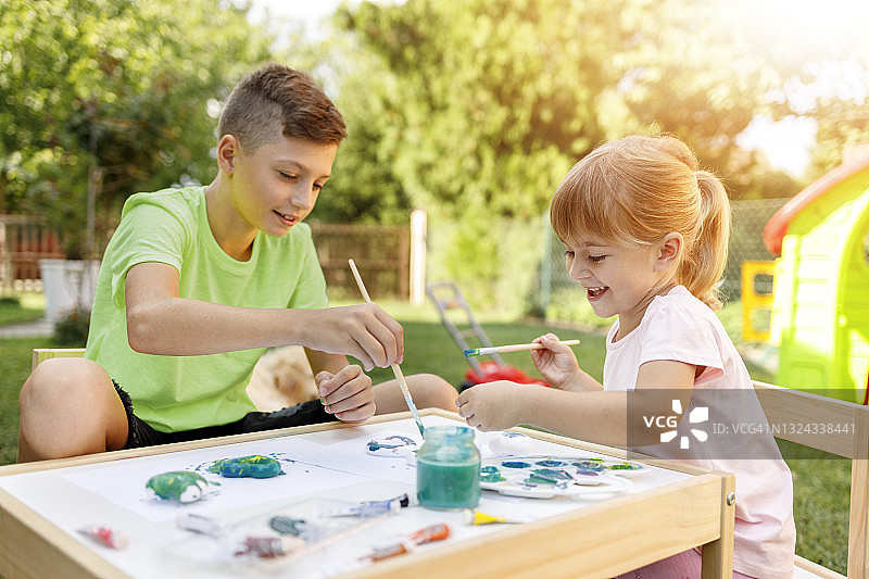 快乐的兄弟姐妹在户外使用水彩图片素材