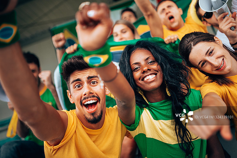 巴西球迷在体育场愉快玩耍图片素材