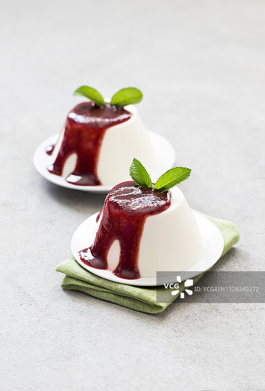 奶油果冻：樱桃酱意式奶冻图片素材