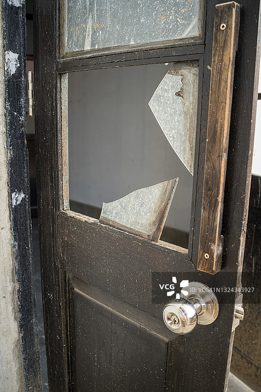 破坏者破坏的窗户玻璃，门上的破损玻璃窗图片素材