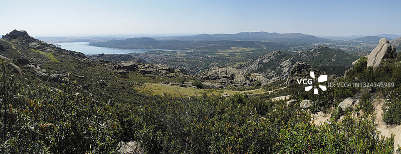 从马德里附近的拉佩德里萨荒野区眺望曼萨纳尔埃尔雷亚尔水库全景图片素材