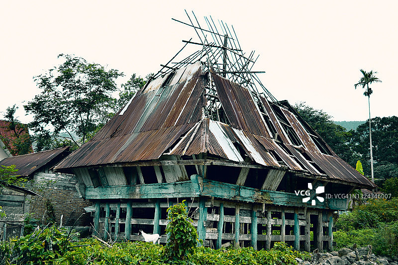 帕克帕克代里部落的传统建筑遭到破坏图片素材