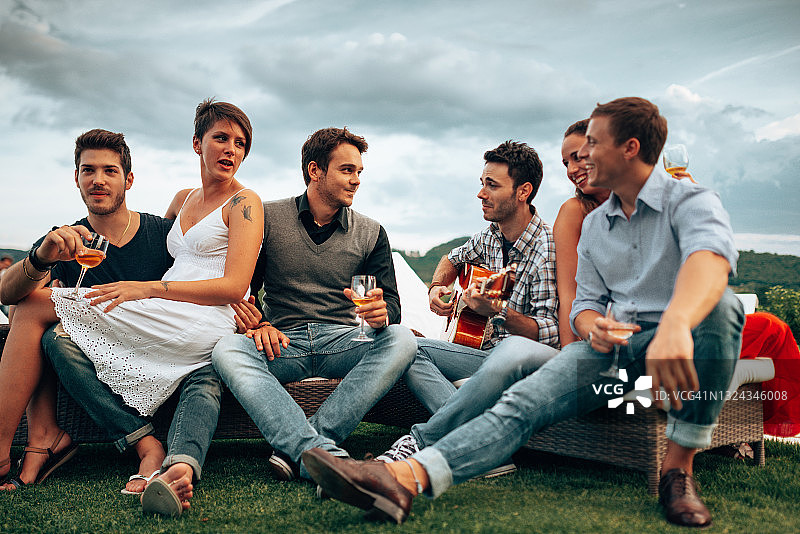 朋友们在聚会上一起唱歌图片素材