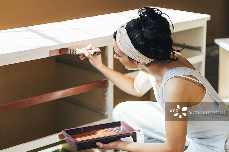 美丽女人绘画抽屉柜图片素材