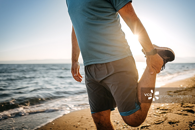 跑步前热身的男子图片素材