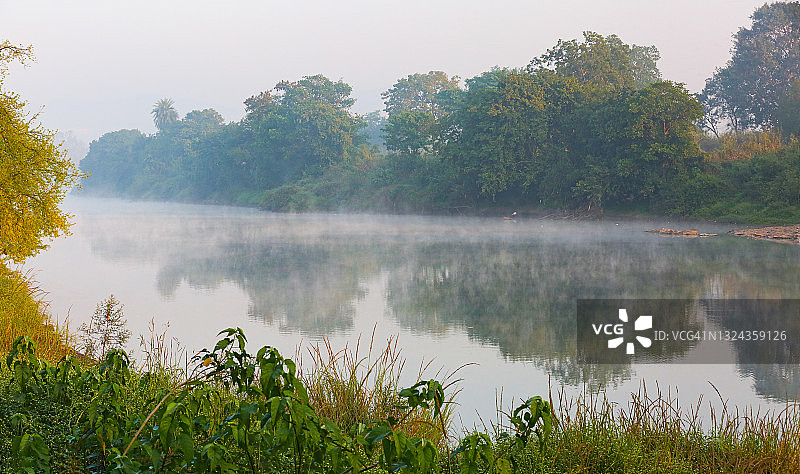 穆拉河上的冬日晨雾图片素材