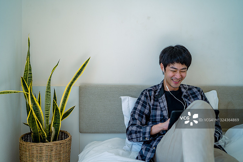 保持社交距离与同事会面的年轻男人图片素材