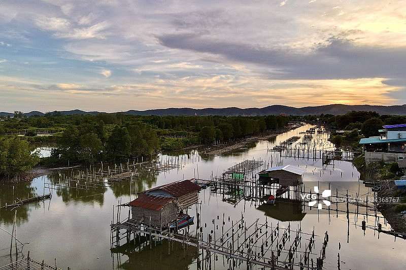 航拍泰国尖竹汶府沿海地区虾养殖场日落美景图片素材